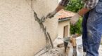 Mur extérieur fissuré : ces 5 étapes que tout le monde néglige pour la réparer sans qu&rsquo;elle ne revienne