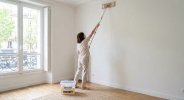 Murs et plafonds jaunis : cette méthode zéro fatigue avec un manche télescopique évite de repeindre