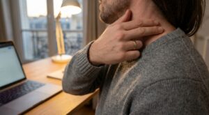 Nuque bloquée, dos tendu : ce geste précis avec les doigts relâche vos muscles en quelques minutes (à une condition)