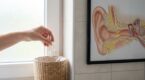 Oreilles : j’ai arrêté ce geste d’hygiène appris enfant, mon ORL m’a expliqué pourquoi il fallait le bannir