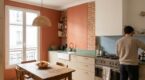 Petite cuisine : si vos murs sont encore dans cette couleur passe-partout, ces 5 teintes 2026 vont tout changer