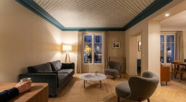 Plafond blanc : arrêtez de le peindre, cette astuce 2025 ultra simple métamorphose votre pièce en 2 heures