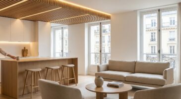 Plafond blanc interdit en 2025 : ce bois au plafond, posé à cet endroit précis, métamorphose votre salon