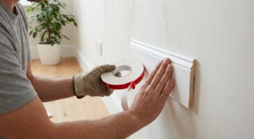 Plinthes : ne faites plus de trous pour les poser, cette solution donnée pour 120 kg tient même sur murs irréguliers