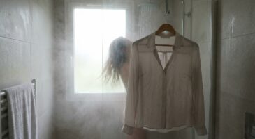 Plus de fer à repasser ? Cette astuce de salle de bain lisse tous vos vêtements en 10 minutes sans effort