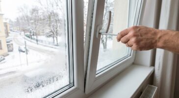 Poignée de fenêtre qui tourne dans le vide : cette réparation de 5 minutes évite une facture à quatre chiffres
