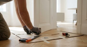 Portes qui raclent le sol : cette astuce évite de les dégonder et vous sauve parquet et nerfs en quelques minutes