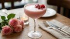 Saint-Valentin : ce cocktail rose à la framboise et aux pétales de rose va faire oublier votre champagne tiède