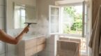 Salle de bain : cette façon de la nettoyer que tout le monde croit efficace mais que les pros ont bannie