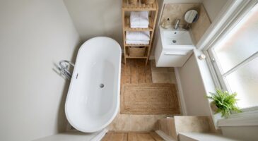 Salle de bains minuscule : cette baignoire gain de place vous rend jusqu’à 2 m² sans travaux (et tout le monde la veut)