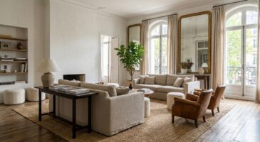Salons XXL : pourquoi les décorateurs bannissent le gros canapé d’angle et jurent par cette disposition plus chic