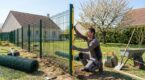 Sécurisez votre jardin pour moins de 30 € : chez Castorama, cette clôture de 193 cm affole les clients