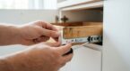 Tiroir de cuisine qui s’affaisse avec les casseroles : cette astuce de menuisier à quelques euros évite de tout changer