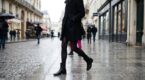 Total look noir : ce simple accessoire (non, ce n&rsquo;est pas un sac) transforme vos tenues d&rsquo;hiver en 5 looks canon
