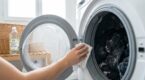 Vêtements noirs qui virent au gris : ce geste avec votre lave-linge les ruine à chaque lavage sans que vous le sachiez