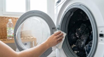 Vêtements noirs qui virent au gris : ce geste avec votre lave-linge les ruine à chaque lavage sans que vous le sachiez