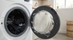 Vos vêtements noirs ternissent au lavage : cette erreur d&rsquo;organisation de vos machines les abîme bien plus vite