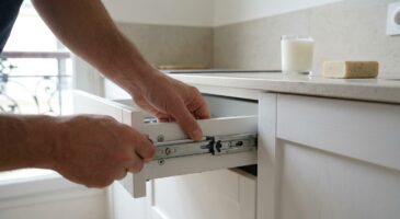 Vous forcez sur votre tiroir ? Cette astuce méconnue le fait glisser parfaitement sans changer les rails en 1 minute