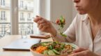 Vous mangez sainement mais ne maigrissez pas ? Ce réflexe à table sabote tous vos efforts sans que vous le sachiez
