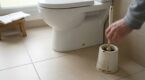WC qui sentent mauvais malgré le ménage : ce coin des toilettes que tout le monde oublie et qui empeste la maison