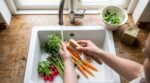 Arrêtez de laver vos légumes comme ça : ce détail du rinçage peut éliminer la moitié des pesticides