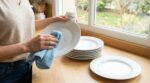 Assiettes blanches rayées de gris : ce geste avec ce produit du placard peut tout effacer au lieu de les jeter