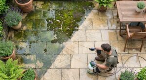 Avant de ressortir le Kärcher, les pros misent sur ce nettoyant terrasse qui efface les taches vertes sans frotter