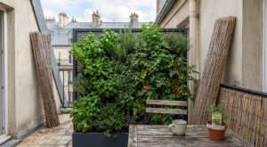 Balcons : pourquoi les canisses disparaissent au profit cet aménagement végétal qui cache même un potager
