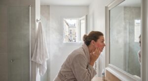 Boutons, rougeurs, mycoses : ce geste avec votre serviette de bain ruine votre peau sans que vous le sachiez