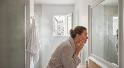 Boutons, rougeurs, mycoses : ce geste avec votre serviette de bain ruine votre peau sans que vous le sachiez