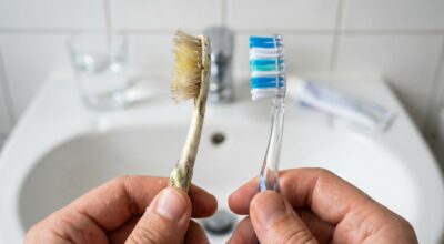 Brosse à dents : voici le délai limite que vous dépassez sûrement, et les dégâts invisibles qui suivent