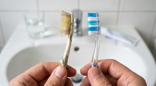 Brosse à dents : voici le délai limite que vous dépassez sûrement, et les dégâts invisibles qui suivent