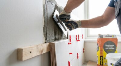 Carrelage mural qui glisse : ce détail de départ que presque personne ne fait et qui ruine vos travaux