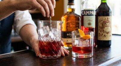 Ce cocktail au bourbon que les barmen préparent en silence fait trembler le Negroni, mais seuls 3 détails changent tout
