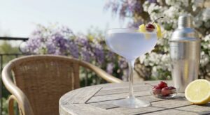 Ce cocktail Aviation : le dosage secret et le geste de pro qui change tout pour un apéritif de printemps réussi