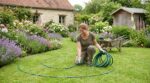Ce geste méconnu avec votre tuyau transforme une pelouse banale en massifs de fleurs dignes d&rsquo;un paysagiste