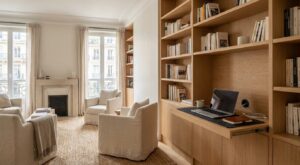 Ce meuble 2-en-1 supprime le bureau encombrant : l’astuce des décorateurs pour un télétravail invisible au salon
