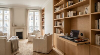 Ce meuble 2-en-1 supprime le bureau encombrant : l’astuce des décorateurs pour un télétravail invisible au salon