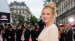 Cette coiffure romantique qu’on croyait ringarde revient : pourquoi les stars, dont Margot Robbie, l’affichent partout