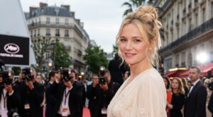 Cette coiffure romantique qu’on croyait ringarde revient : pourquoi les stars, dont Margot Robbie, l’affichent partout
