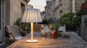 Cette lampe de designer signée Sarah Poniatowski a tout d&rsquo;une icône du luxe… mais son prix reste sous les 100 €