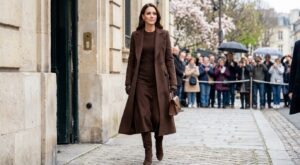 Cette robe chocolat de Kate Middleton brise son uniforme strict et enflamme les réseaux sociaux