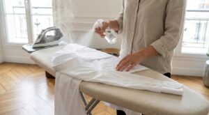 Chemises pleines de plis ? Ce geste de pressing méconnu change tout, même sans centrale vapeur