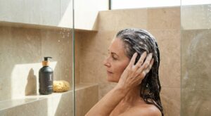 Cheveux blancs : ce geste sous la douche venu du Japon remplace vos colorations et évite les racines