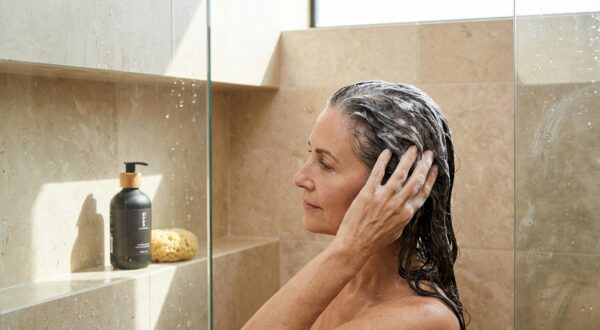 Cheveux blancs : ce geste sous la douche venu du Japon remplace vos colorations et évite les racines