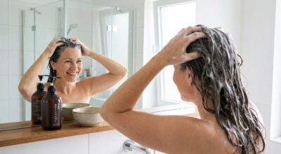 Cheveux blancs : elles lâchent enfin les colorations agressives pour ce shampoing japonais qui change tout