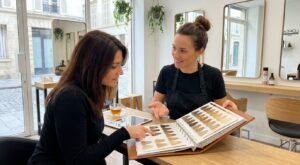 Cheveux bruns : cette coloration que beaucoup réclament durcit le visage et ruine la fibre, préviennent les coiffeurs