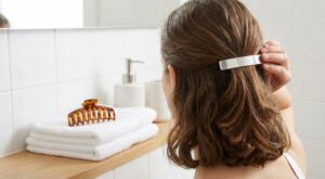 Cheveux : cet accessoire des années 90 va vous faire oublier la pince et sublimer votre allure pour quelques euros