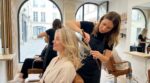 Cheveux fins : ce vieil outil de coiffeur banni il y a 20 ans revient en force et les rend plus épais