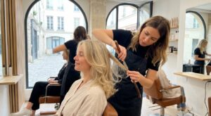 Cheveux fins : ce vieil outil de coiffeur banni il y a 20 ans revient en force et les rend plus épais